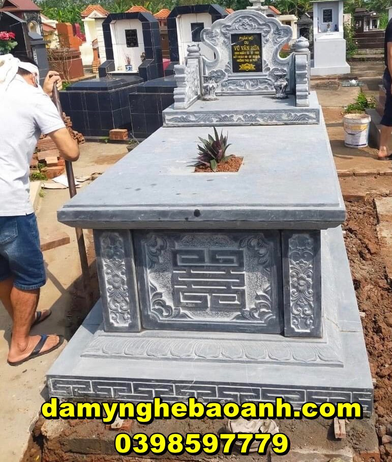 mộ đá xanh đen nguyên khối lắp đặt tại kiên giang